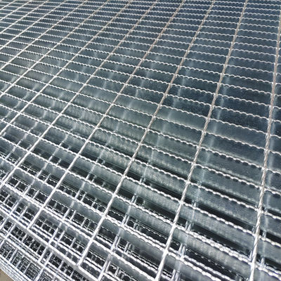 مواد البناء المعدنية مسننة 30X3mm ملحومة الممشى الصلب شريط الشبكة مقضب