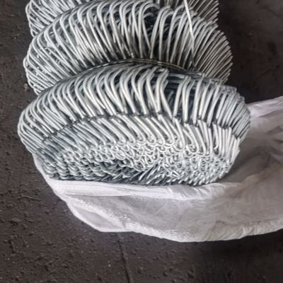 ارتفاع 1.8m قطر الأسلاك 4mm الشبكة 90*90mm السلامة الصناعية سلسلة وصلة السياج