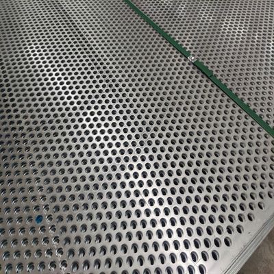 فتحة مربعة 10 * 10mm لوحة معدنية 45mm الارتفاع ميزة مضادة للنزلق لحلول الأرضيات القوية