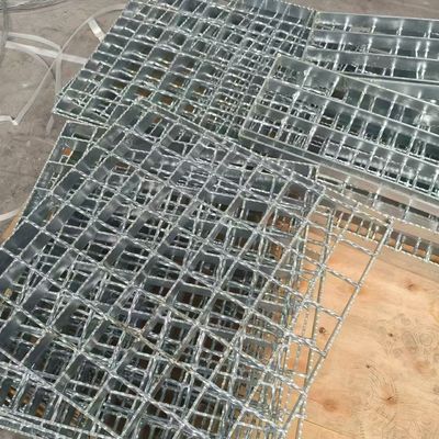 يمكن تخصيص مختلف أحجام المواد المقاومة للارتداء ضد الانزلاق