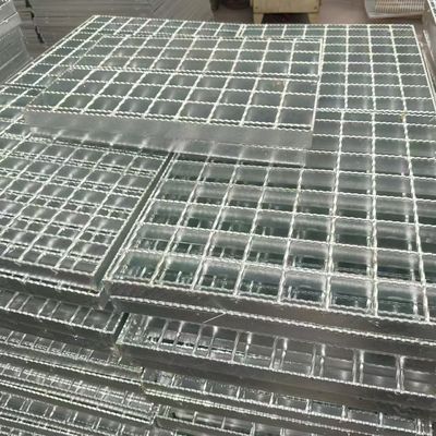 شبكة فولاذية تعمل كطابق في مبنى وتزين البيئة