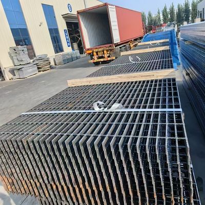 Q235 30mm X 10mm شبكة الأمان المعدنية المغلفة مع المسامير ضد التلاعب