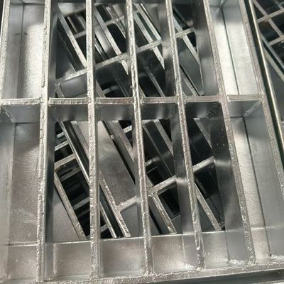 ليزر القطع الحديدية المتعددة الجنسيات الشبكية ثني في أشكال مختلفة للاستخدام في المستودع
