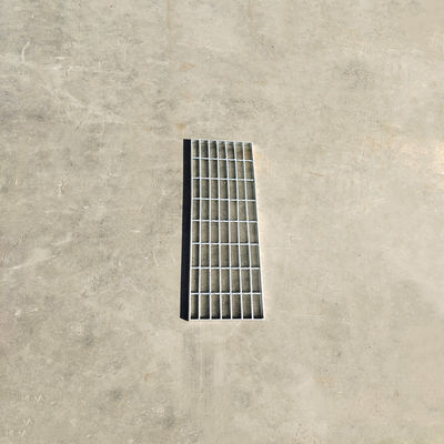 0.3-0.8mm Thick Steel Step Tread Grating G303/30/100 For Corrosive Environments