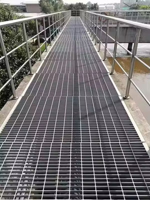 التهوية الجيدة الصناعية الصلب الشبكية الصحافة لحام العملية 6mm حجم شريط العرضي
