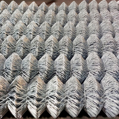 سياج شبكي معدني متين بفتحات موزعة بالتساوي تضمن أداء ضغط وشد ممتاز